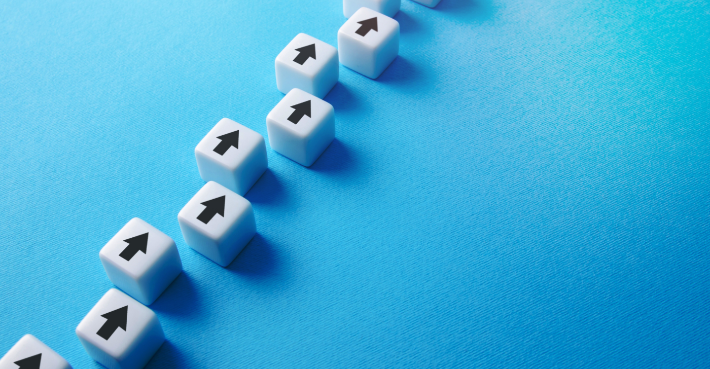 On a blue background dice are lined up with arrows all pointing the same way to show "Why Marketing and After-Sales Are the Same Thing."