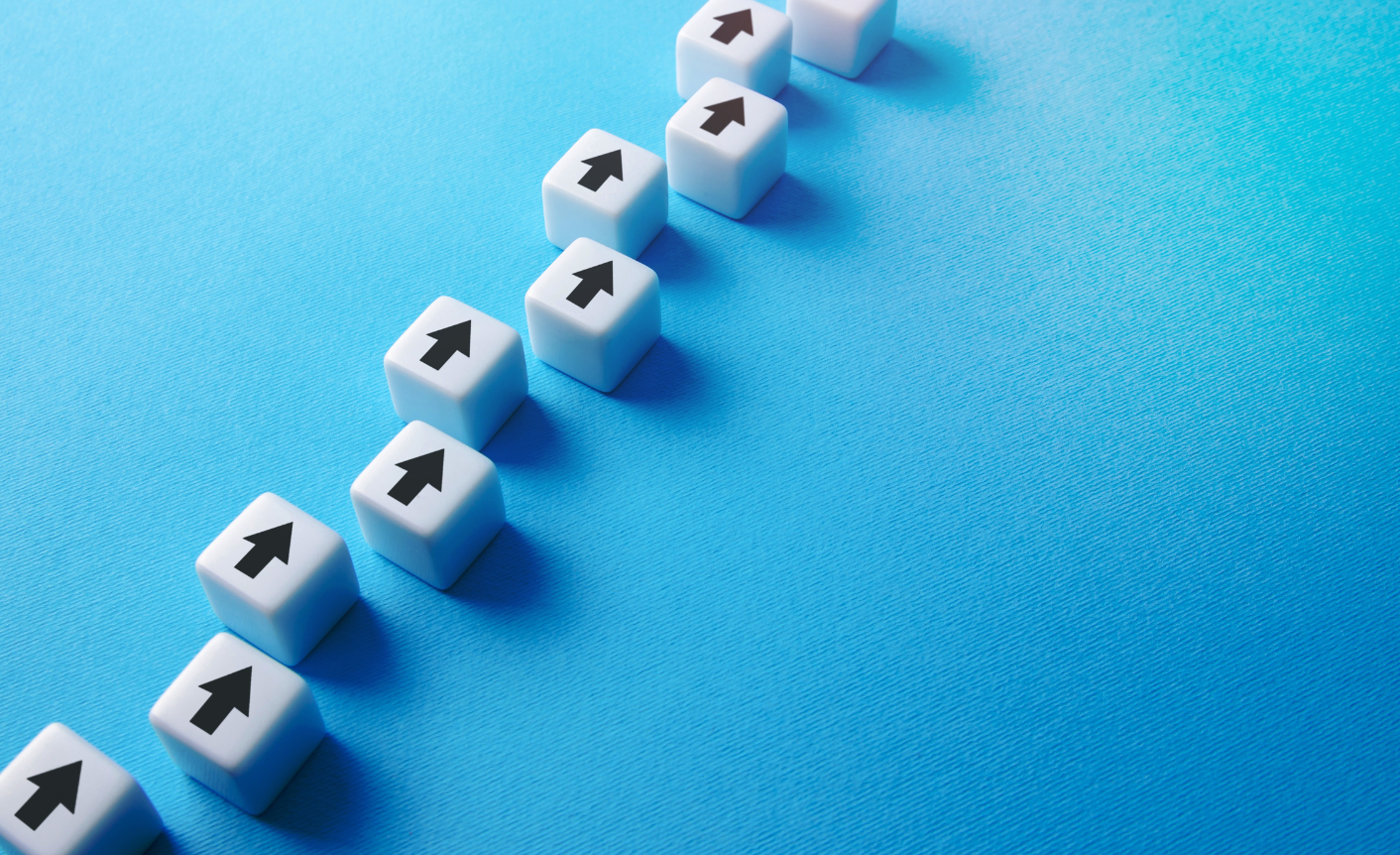 On a blue background dice are lined up with arrows all pointing the same way to show "Why Marketing and After-Sales Are the Same Thing."