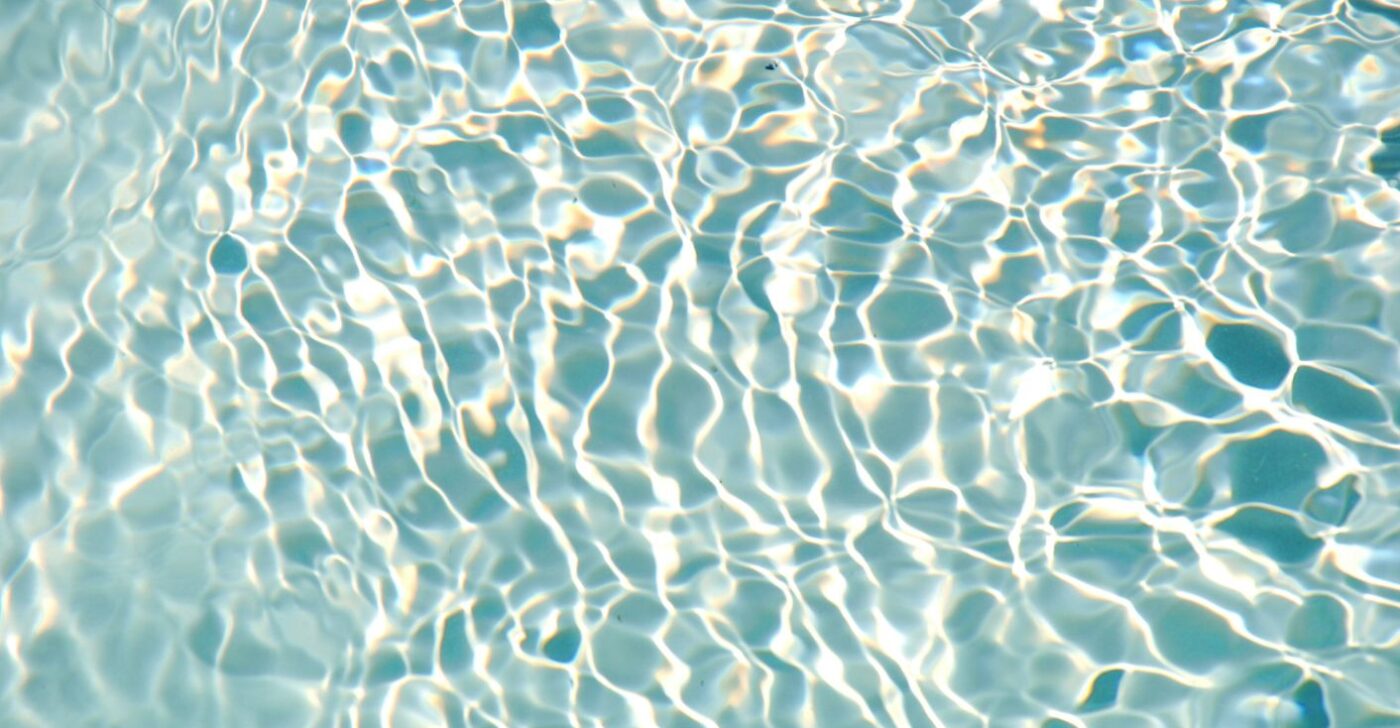 Clear sea water is shown in the image to symbolize how to write clearly.