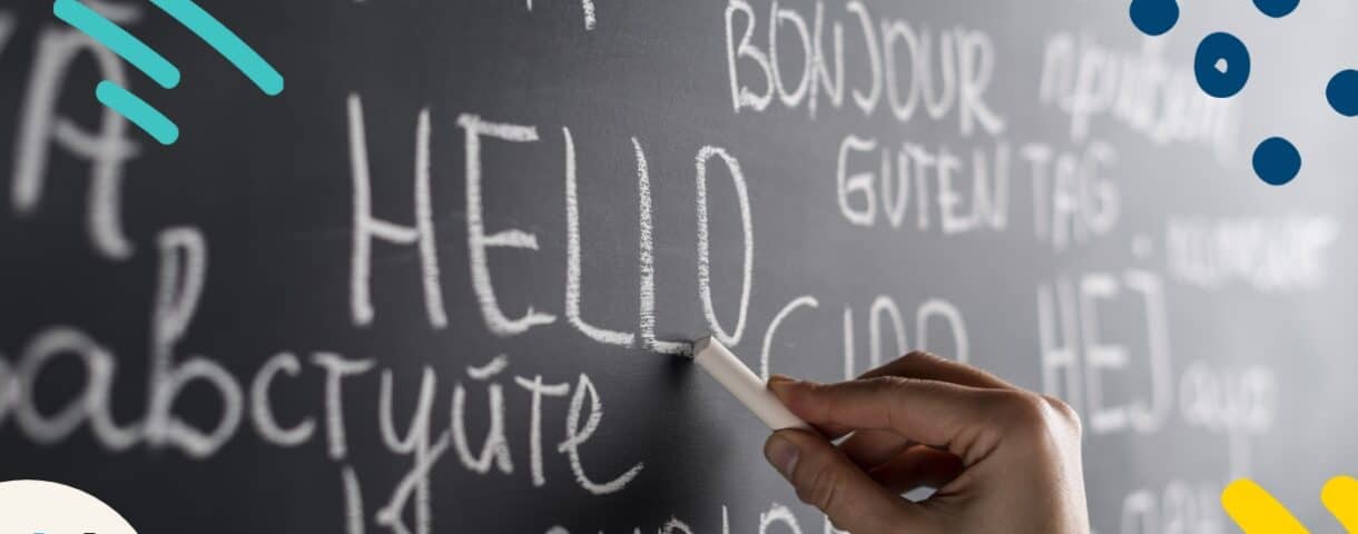Vielsprachige Begrüßungen auf einer Tafel symbolisieren Corporate Language.
