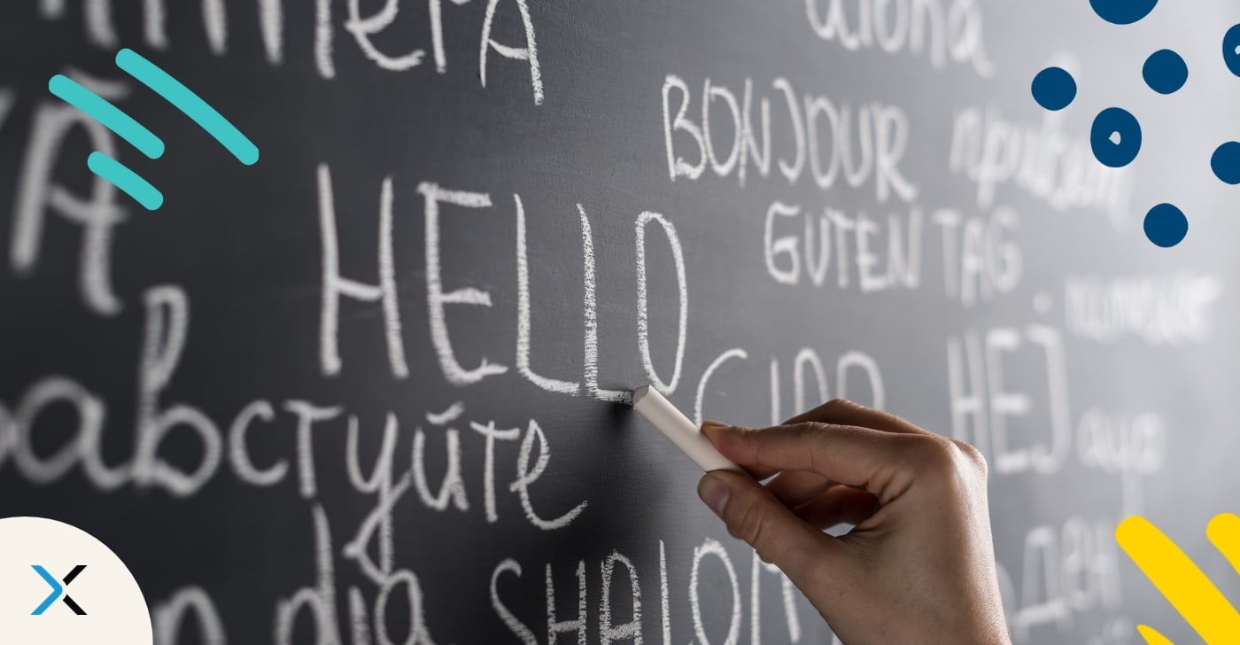Fünf Tipps für eine starke Corporate Language Vielsprachige Begrüßungen auf einer Tafel symbolisieren Corporate Language.