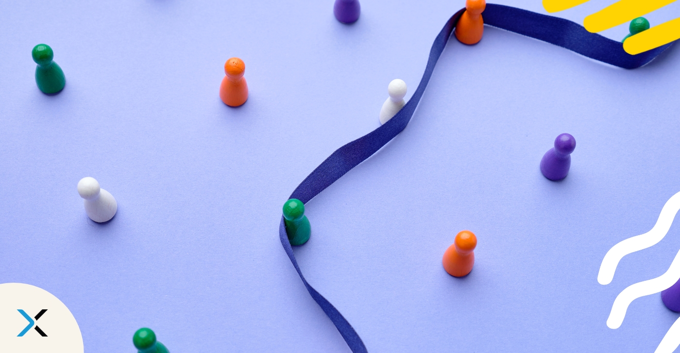 So sorgt Schreiben nach Vorgaben für hochwertigen Content Ein blaues Satin-Band dient als Orientierung für bunte Holzfiguren und steht symbolisch für das Schreiben nach Vorgaben.