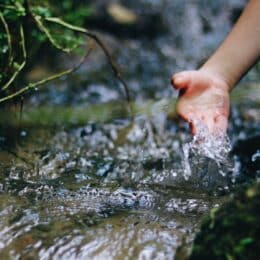 Klares Wasser symbolisiert Klarheit in der Corporate Communication.